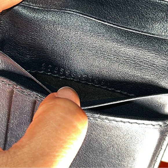 GUCCI Men’s MicroGuccissima GG Logo Leather Wide Bifold Navy Blue Wallet - Picture 5 of 16